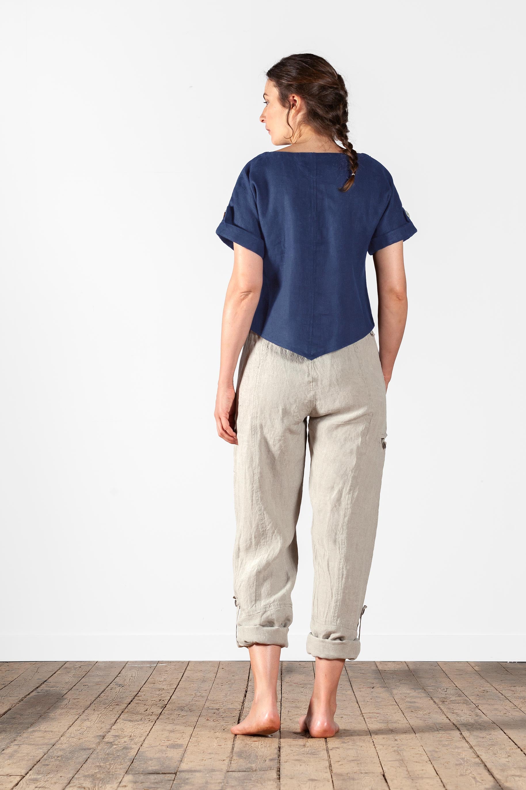 Short linen top with mother-of-pearl buttons