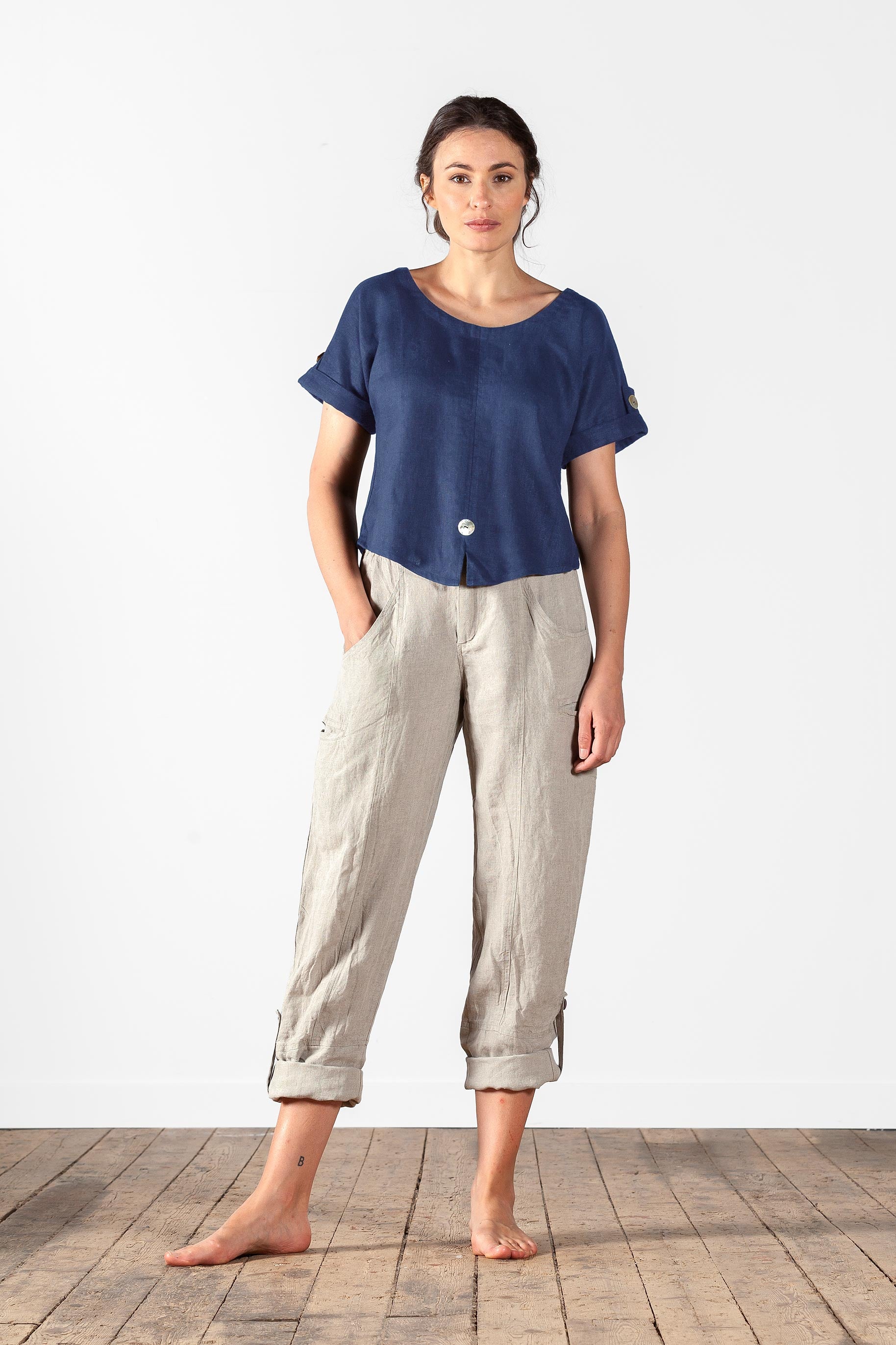 Short linen top with mother-of-pearl buttons