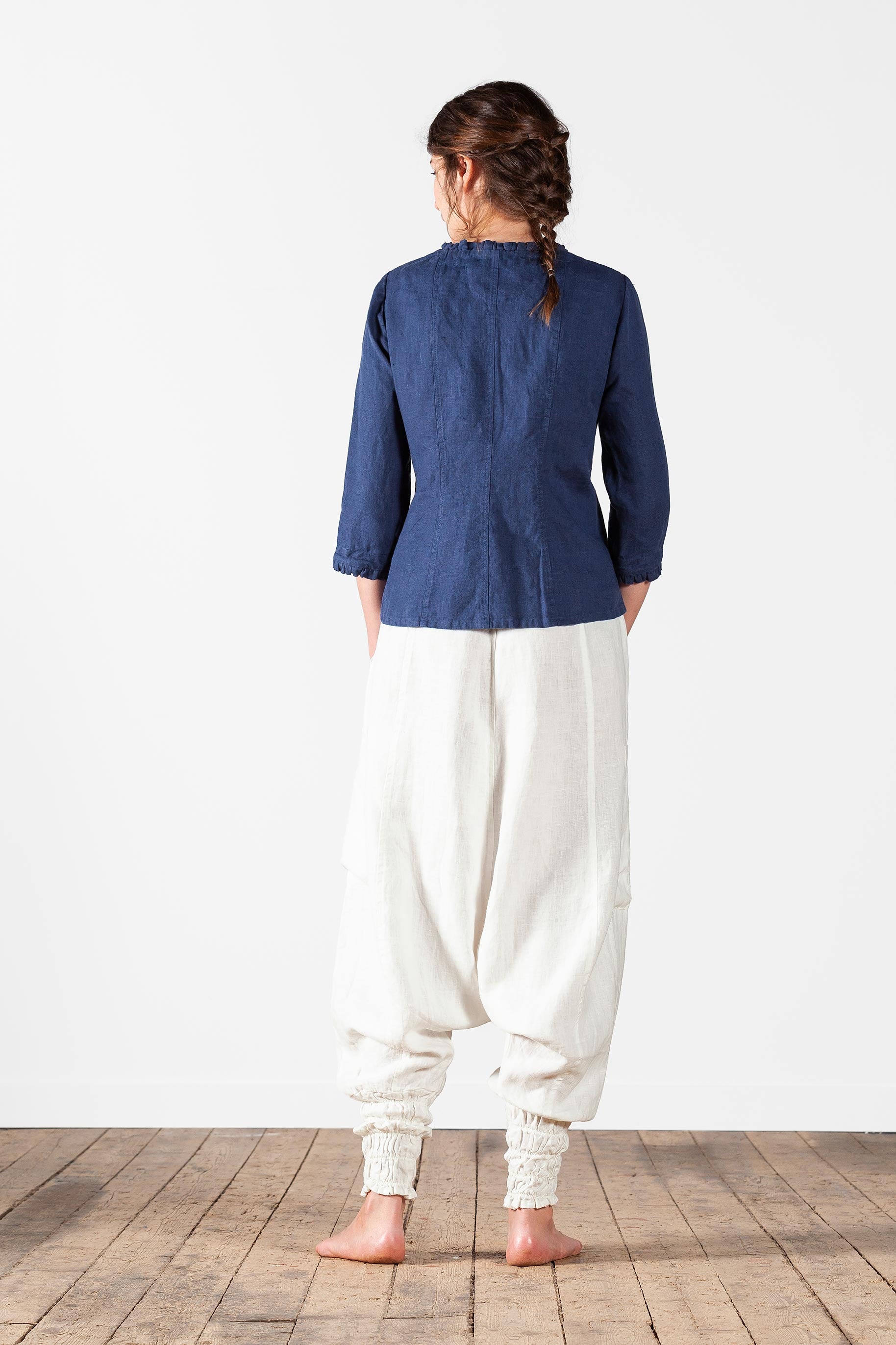 Figure close linen blouse with button closure