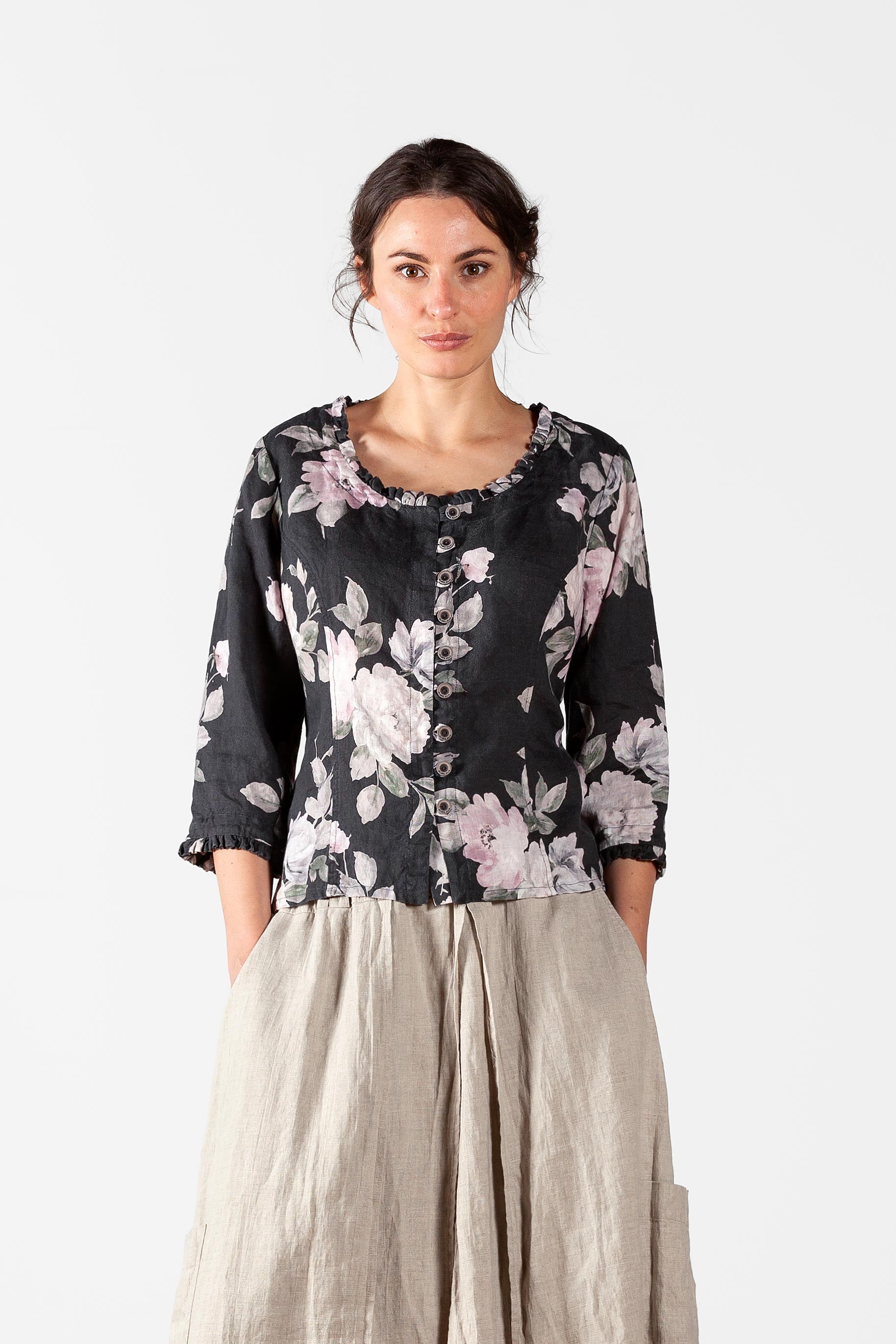 Figure close linen blouse with button closure