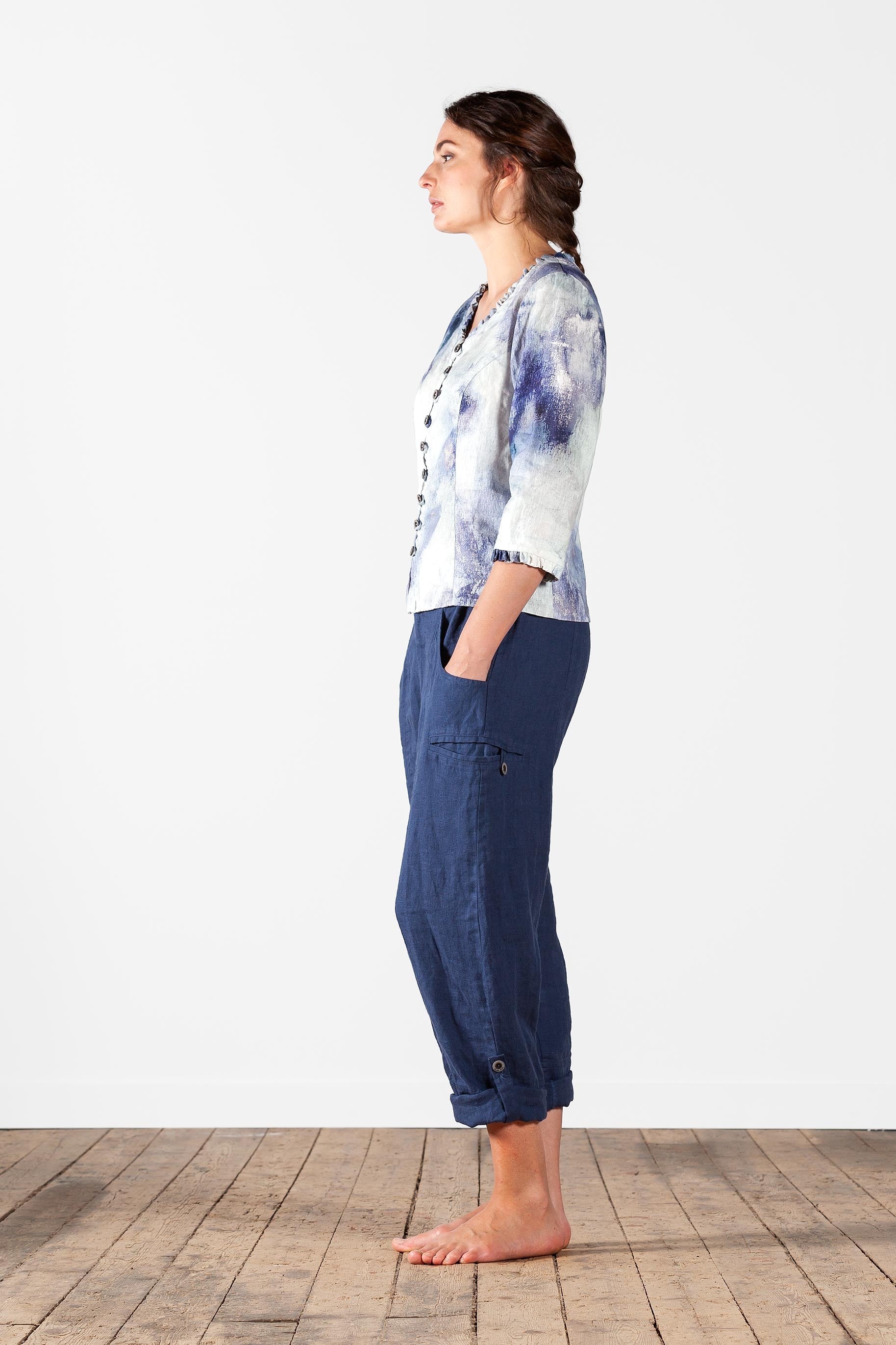 Figure close linen blouse with button closure