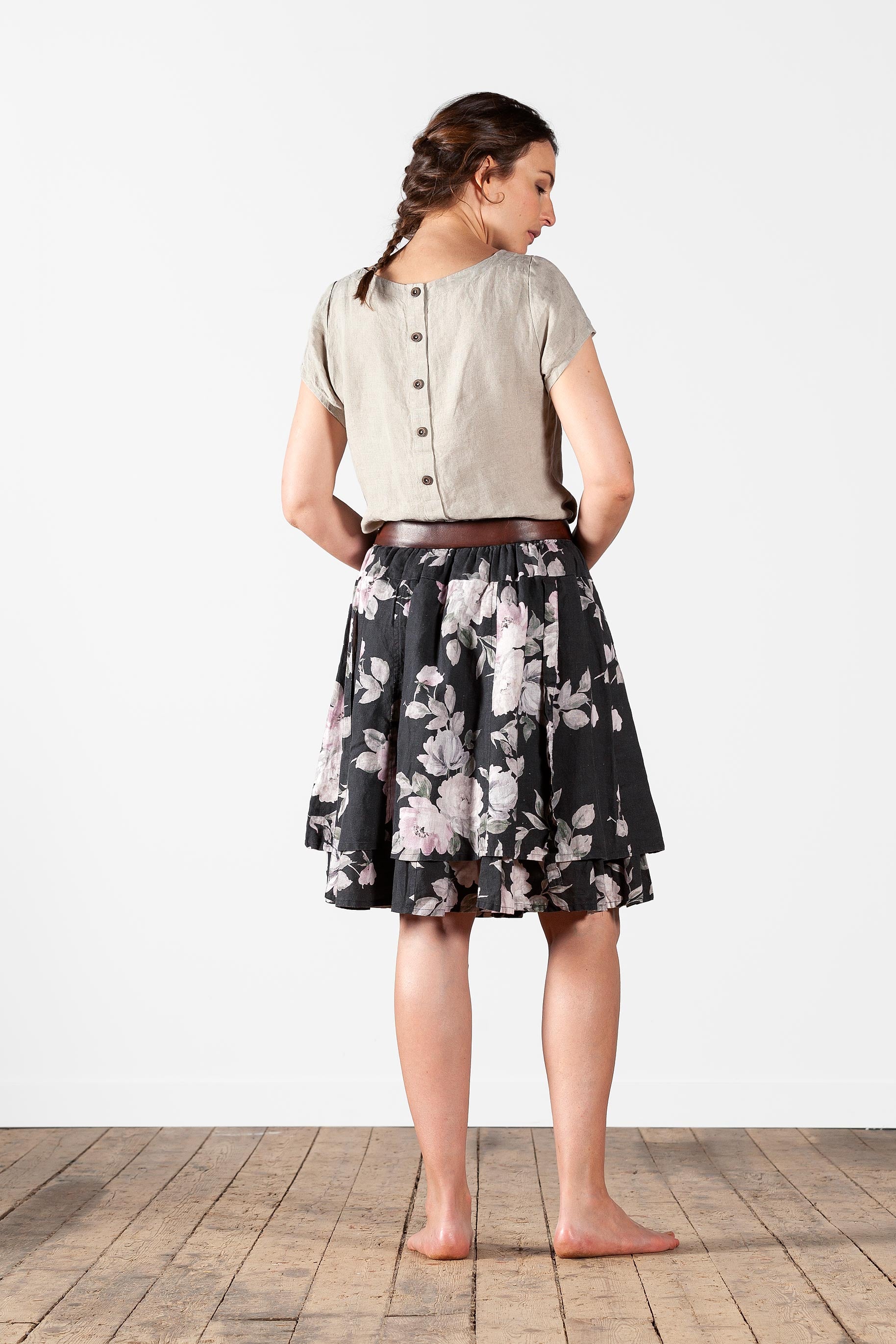 Short linen skirt with ruffle