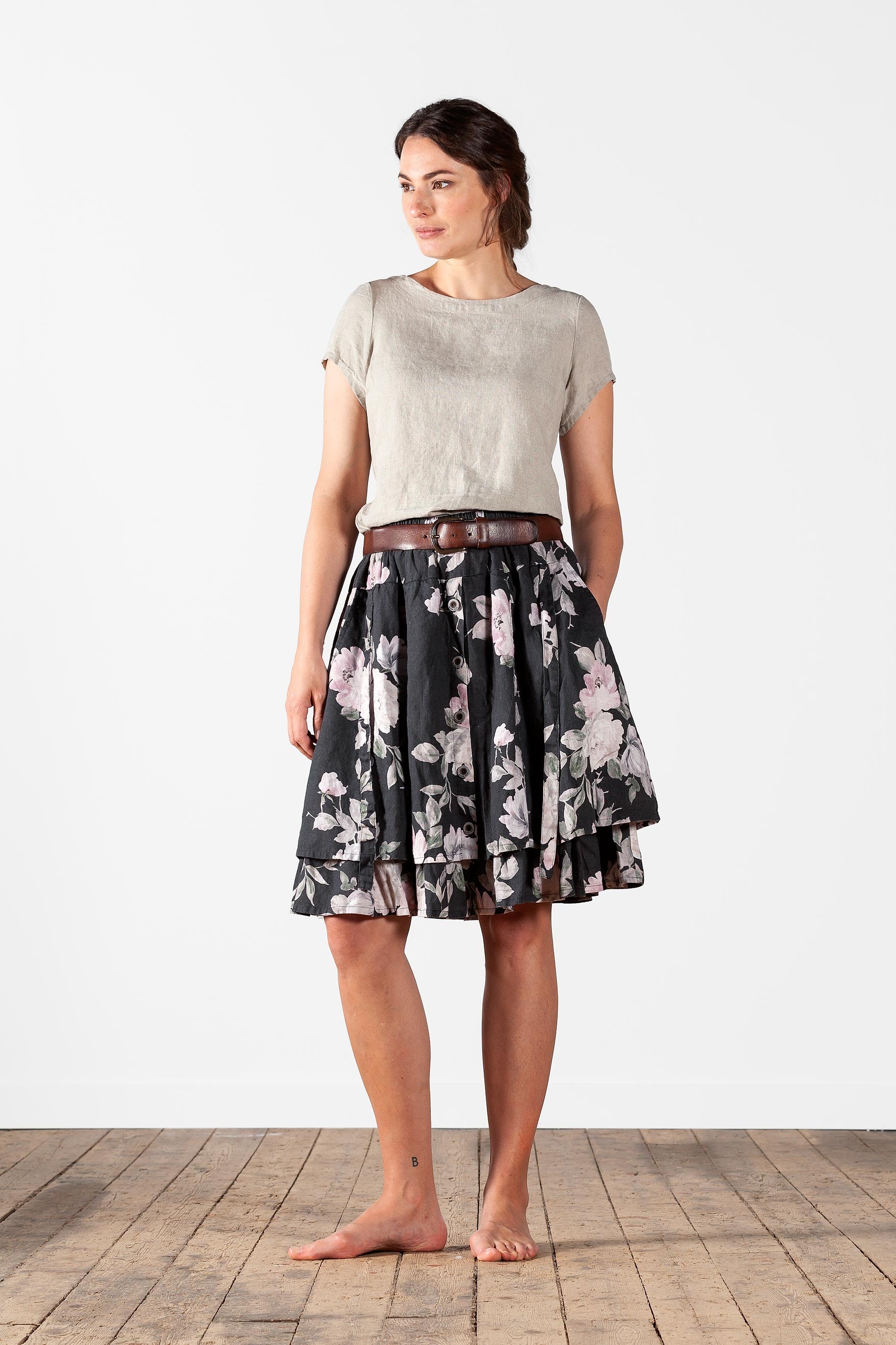 Short linen skirt with ruffle