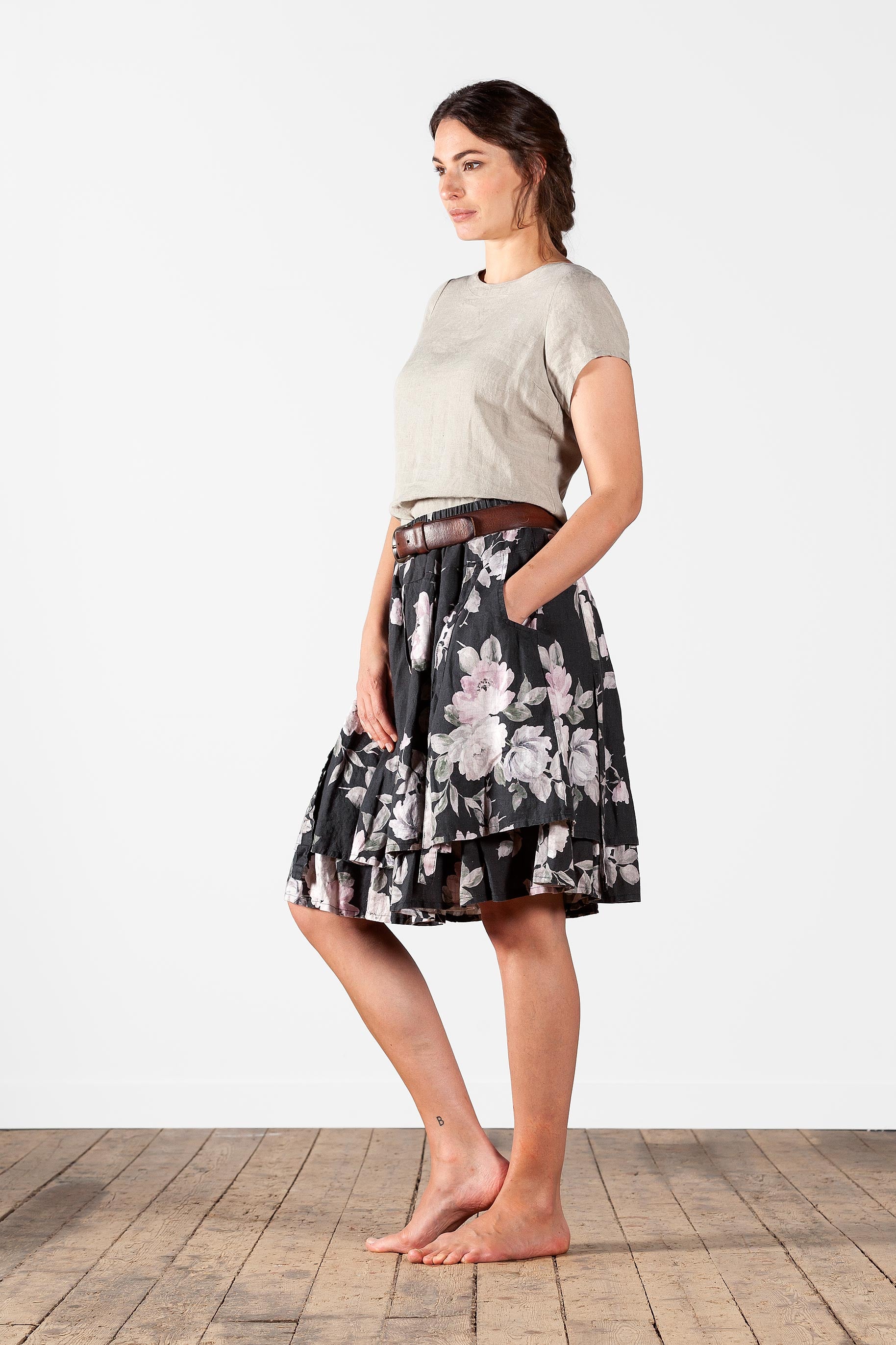 Short linen skirt with ruffle