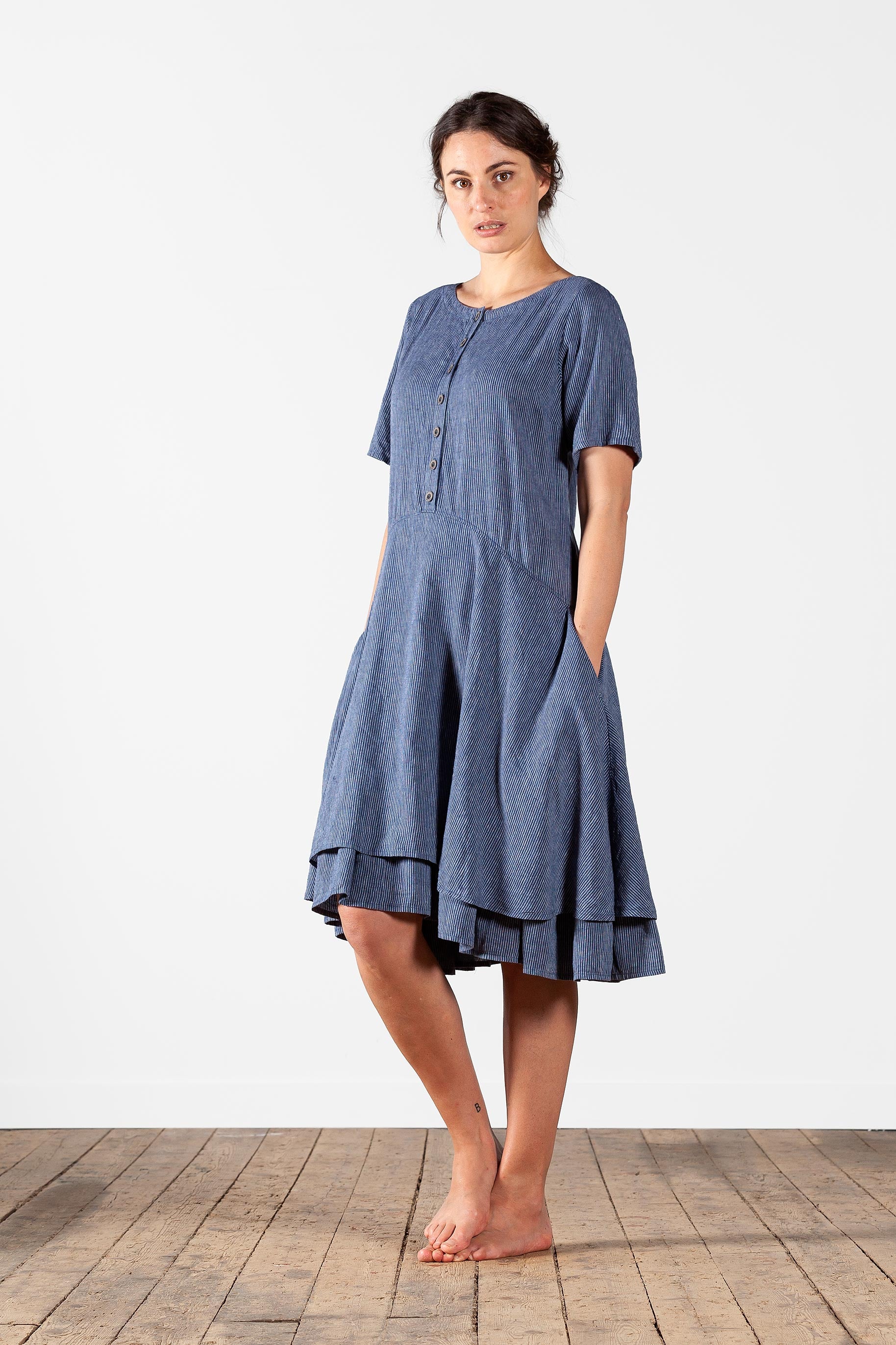 Fitted dress with short wide sleeves in hemp blend