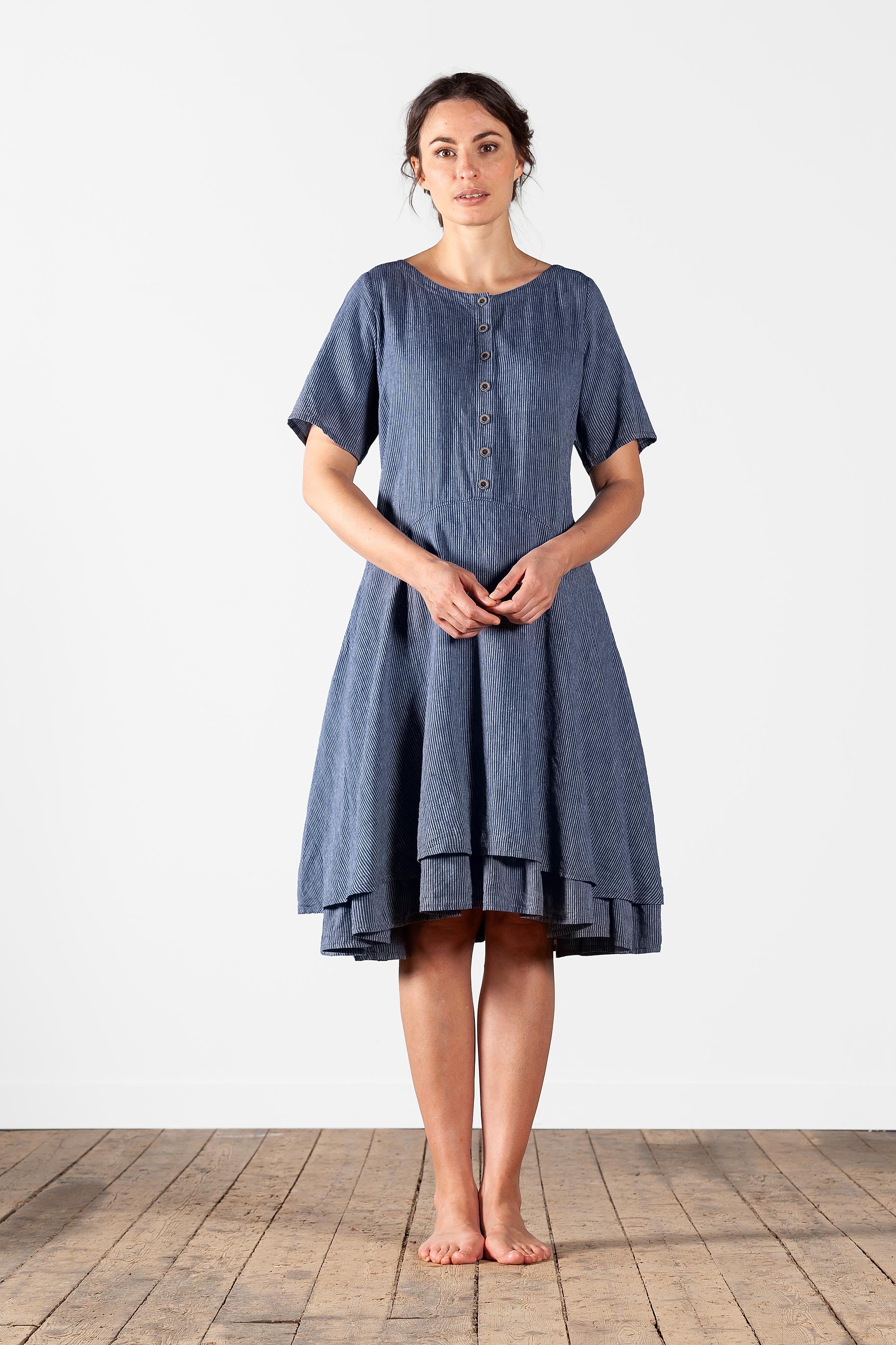 Fitted dress with short wide sleeves in hemp blend