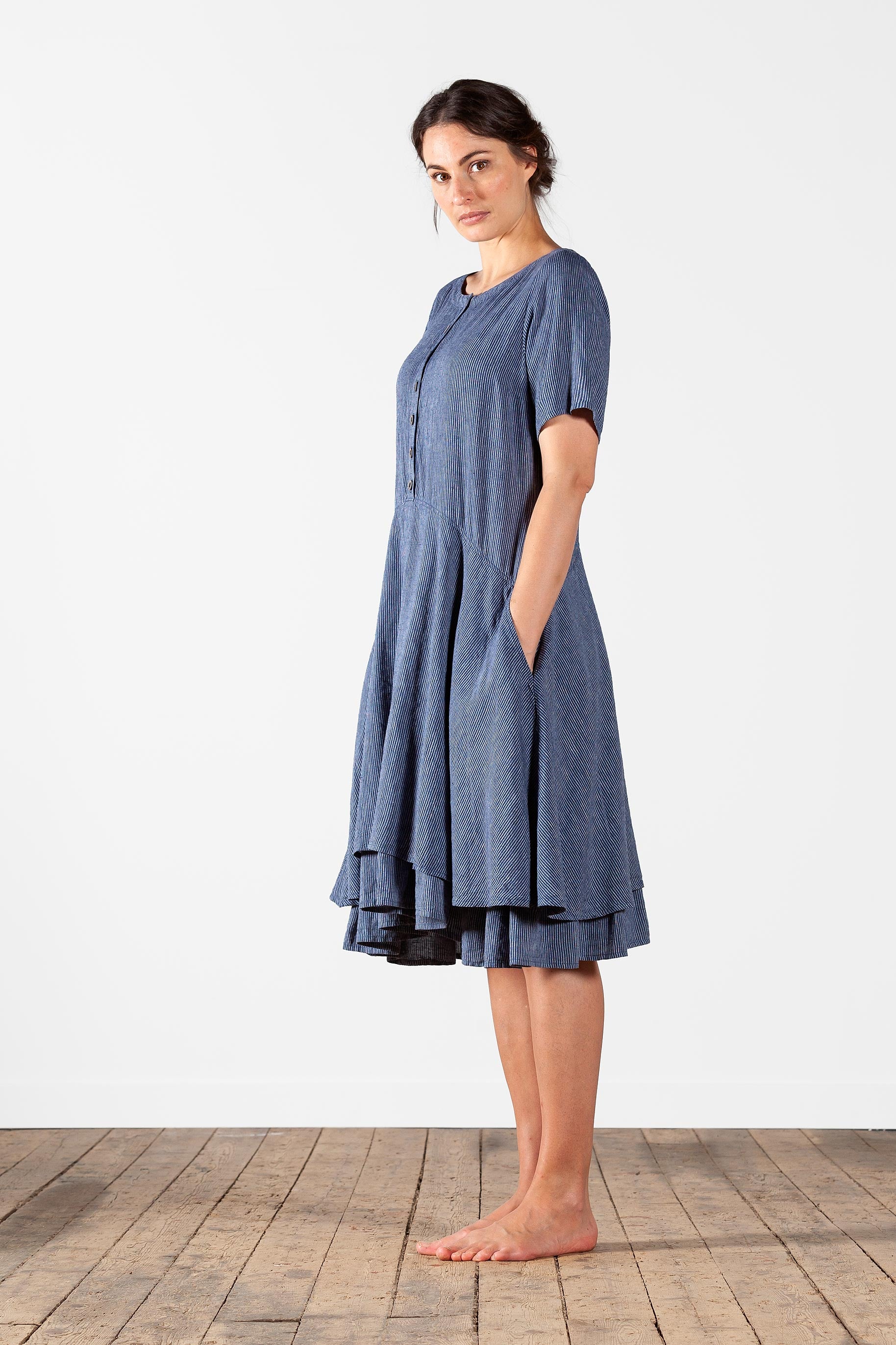 Fitted dress with short wide sleeves in hemp blend