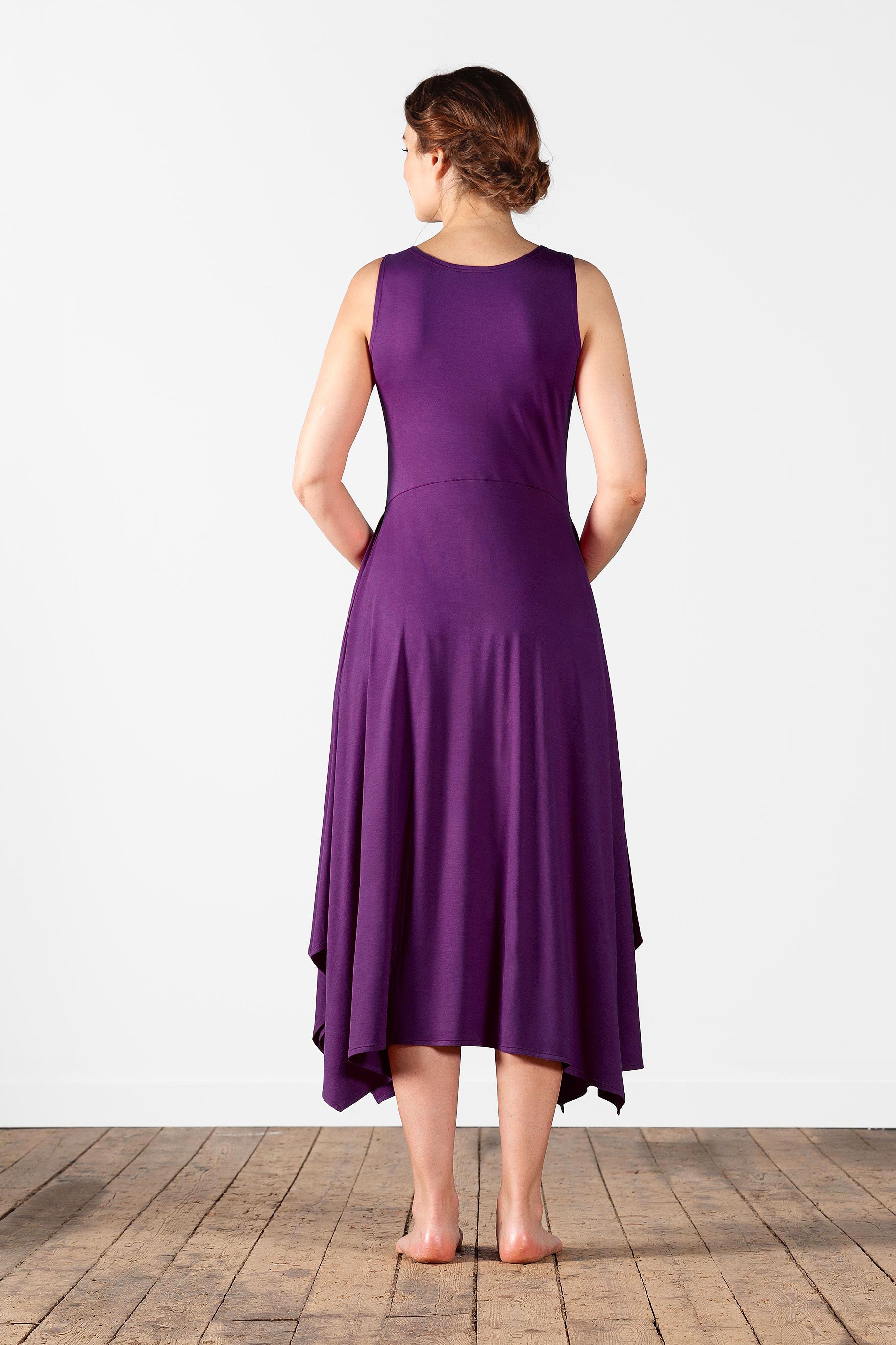 Sleeveless viscose dress with flare